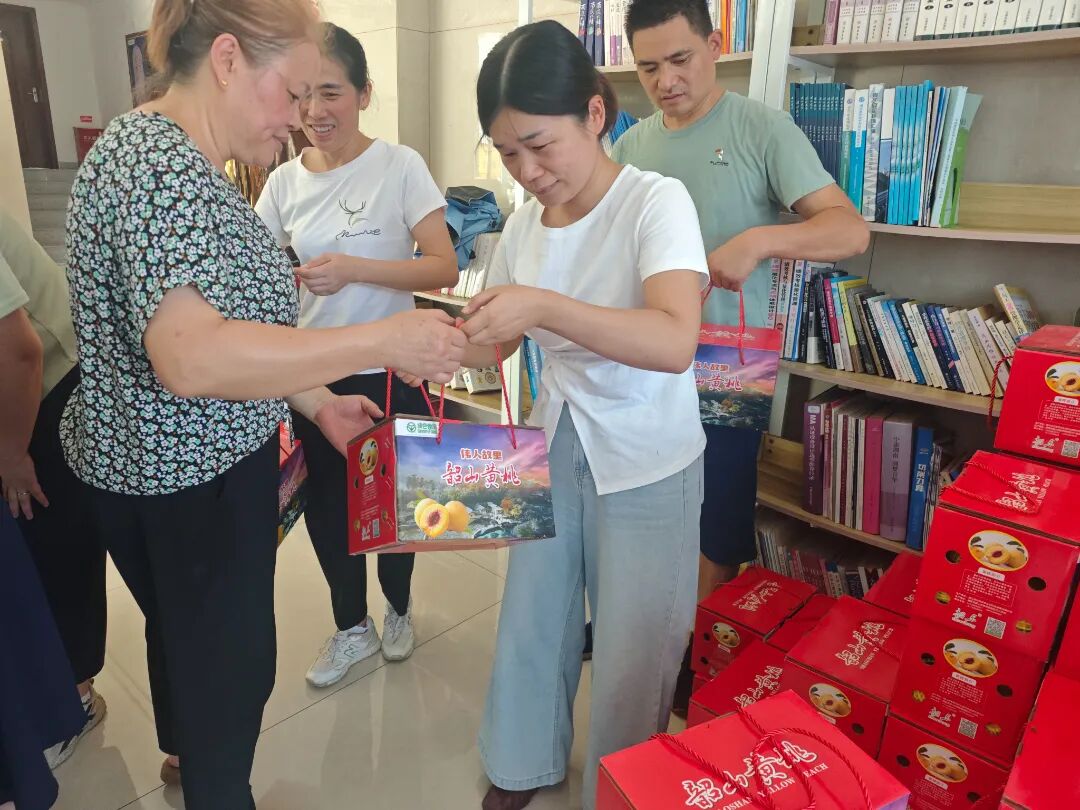 黃桃福利至，助農(nóng)情意濃